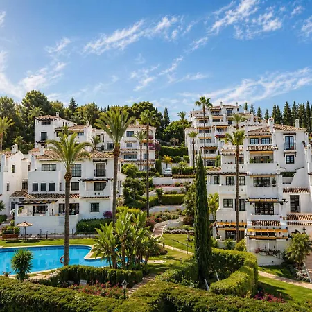 Ivy 4 Nueva Andalucia Pool Apartment *
